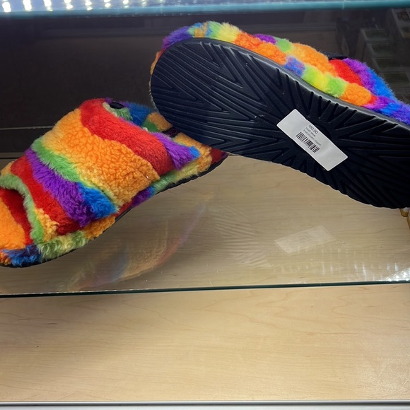 UGG Fluff cali collage slides size 9 - Picture 2 of 2